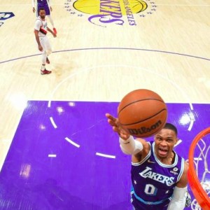  公牛,德罗赞读秒极限后仰跳投绝杀湖人,芝加哥上演黑色三分钟  