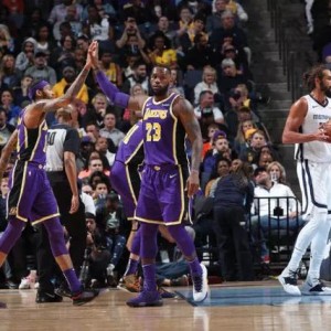  詹姆斯轰下三双数据，湖人逆转战胜西部劲旅掘金