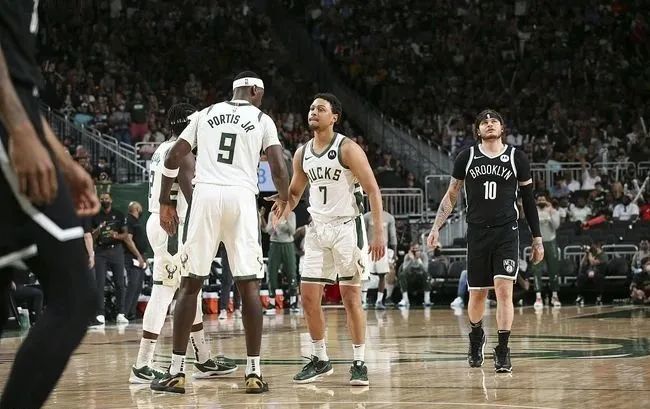  库里三分雨浇灭鹈鹕反扑，勇士主场守住西部榜首