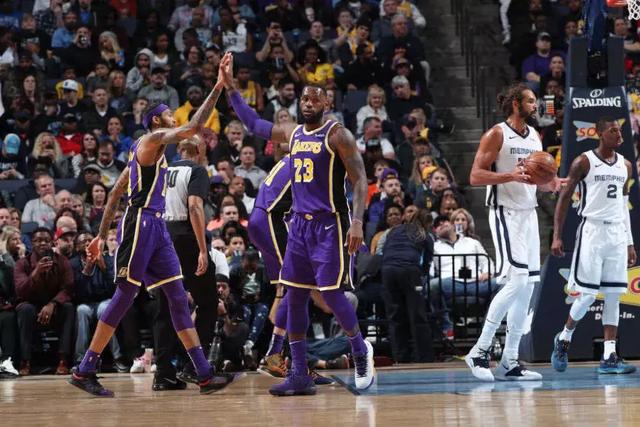  詹姆斯轰下三双数据，湖人逆转战胜西部劲旅掘金